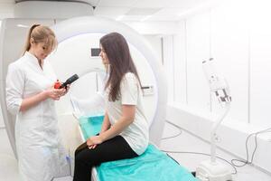 un sofisticado mri escáner a hospital. foto