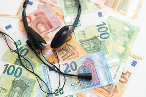 euro billetes auriculares auriculares, negocio foto