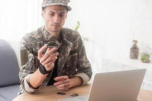 militar hombre participación un modelo tanque foto