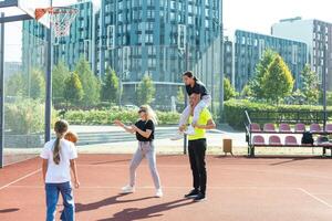 hora para familia baloncesto. familia a cesta patio de juegos. foto