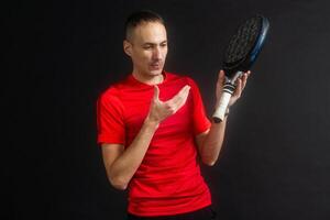 paleta tenis. hombre, jugador con mano y pádel raqueta y pelota foto