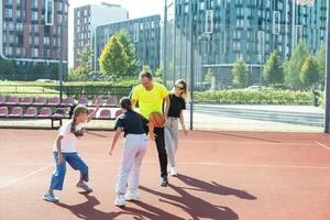 hora para familia baloncesto. familia a cesta patio de juegos. foto