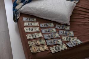 crimen escena, físico evidencia. pistola esposas, dinero, dólar en un oscuro antecedentes. foto