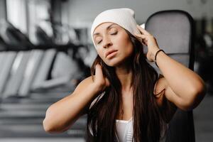 retrato confidente hermosa joven morena mujer es vistiendo blanco gorro foto