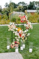 un colección de floreros lleno con flores en césped campo foto