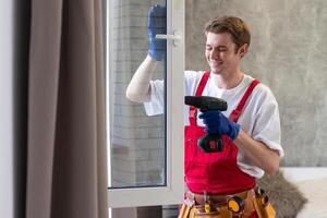 un reparador fijación ventanas en nuevo Departamento foto