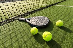 paleta tenis raqueta y pelota foto