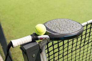 paleta tenis raqueta y pelota foto