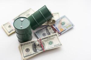 barriles de petróleo en pie en el dólar cuentas de dinero. el petróleo negocio, compra venta, producción, intercambio, comercio ingreso. foto