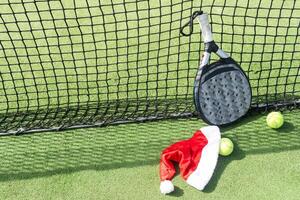 padel raqueta y Papa Noel sombrero foto