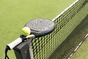 paleta tenis raqueta, pelota. cerca- arriba en el raqueta foto