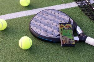 alto ángulo ver de móvil teléfono con tenis equipo en Corte antecedentes foto