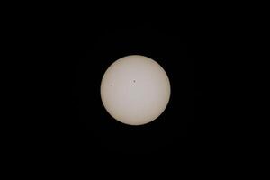 total solar eclipse comenzando - Dom con manchas solares foto