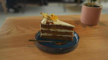 savoureux Chocolat gâteau avec baies sur table proche en haut dans café video