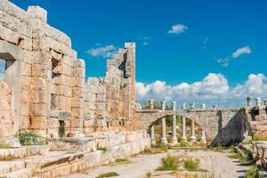 pintoresco restos de el antiguo ciudad de perge en pavo. perge abierto aire museo. foto