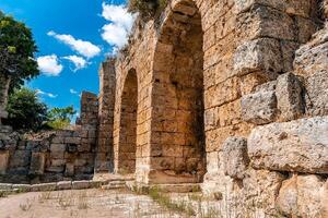 pintoresco restos de el antiguo ciudad de perge en pavo. perge abierto aire museo. foto