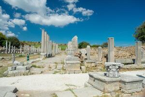 pintoresco restos de el antiguo ciudad de perge en pavo. perge abierto aire museo. foto