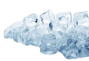 hielo cubitos en blanco foto