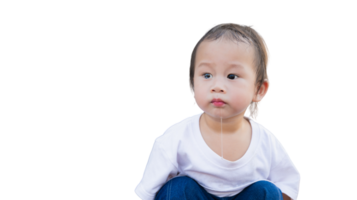 retrato de niño sentado y jugando, él es babeando, chico tiene lágrimas en su ojos, niñito con adorable expresión y brillante ojos. en aislado antecedentes. png