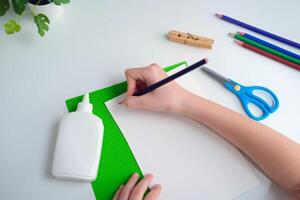 para niños arte hecho desde papel y pinzas para la ropa paso por paso instrucciones desde verde papel. bricolaje concepto. paso a paso foto instrucciones. paso 2.