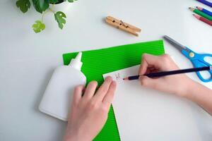 para niños arte hecho desde papel y pinzas para la ropa paso por paso instrucciones desde verde papel. bricolaje concepto. paso a paso foto instrucciones. paso 3.