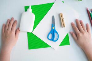 para niños arte hecho desde papel y pinzas para la ropa paso por paso instrucciones desde verde papel. bricolaje concepto. paso a paso foto instrucciones. paso 1.