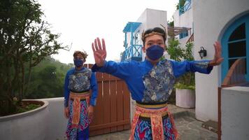 traditionell dansare i färgrik kostymer utför utomhus med en suddig rörelse effekt, visa upp kulturell dansa rörelser video