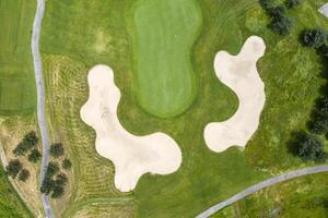 paisaje en un golf curso un aéreo ver de un verde campo, césped, y césped. diseño para golfistas a jugar juegos, Deportes, y al aire libre recreación actividades. foto