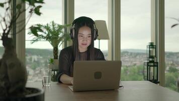 glücklich weiblich Person Aufpassen Musik- mit Kopfhörer video