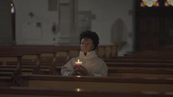 fiel fêmea pessoa fazendo religioso espiritual orar ritual video