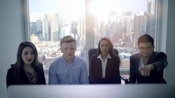 groupe de Jeune diverse multiracial affaires gens réunion dans ville Bureau video