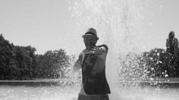 gelukkig jong Mens dansen in water fontein in zomer tijd video