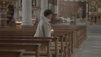 jung afrikanisch Frau mit lockig Haar beten Innerhalb Kirche video