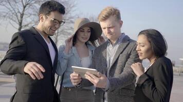 groep van verschillend multi etnisch gemengd ras mensen aan het kijken Aan tablet video