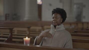treu weiblich Person tun religiös spirituell beten Ritual video
