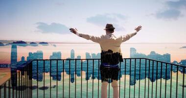 jovem despreocupado homem dentro elegante antiquado estilo caminhando em ponte estrada video