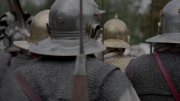 groupe de épique armées troupe de historique gladiateurs dans uniforme Aller à guerre video