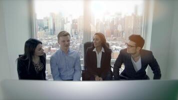grupp av ung olika raser företag människor möte i stad kontor video