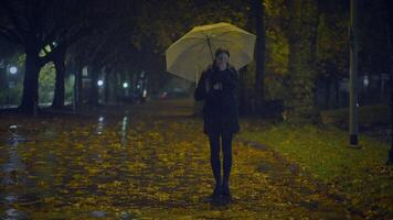 desapontado fêmea pessoa dentro miserável humor segurando guarda-chuva video