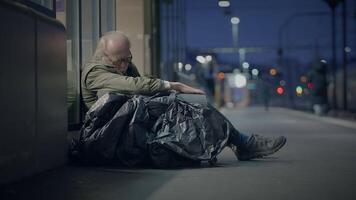 ouderen dakloos Mens lijden van armoede op zoek voor helpen Bij trein station video
