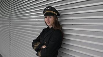 ritratto di fiducioso donna nel uniforme Lavorando nel aviazione attività commerciale carriera lavoro video