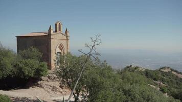 gammal kyrka på kulle utsikt dal video