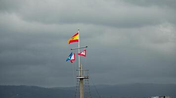 Trois drapeaux sur bateau sur l'eau video