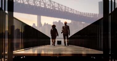 une homme et une femme en marchant ensemble en plein air sur pont route video