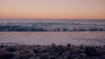 Ozean Aussicht von felsig Strand video