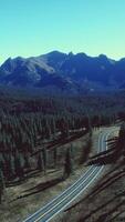 Cascade Mountain et montagnes rocheuses canadiennes environnantes en été video