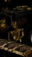 bijoux et pièces d'or dans le noir video