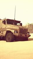 gepanzerter Militärlastwagen in der Wüste video