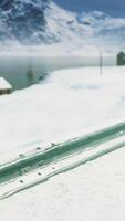 maisons en bois traditionnelles norvégiennes sous la neige fraîche video