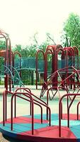 leerer Spielplatz im Park video